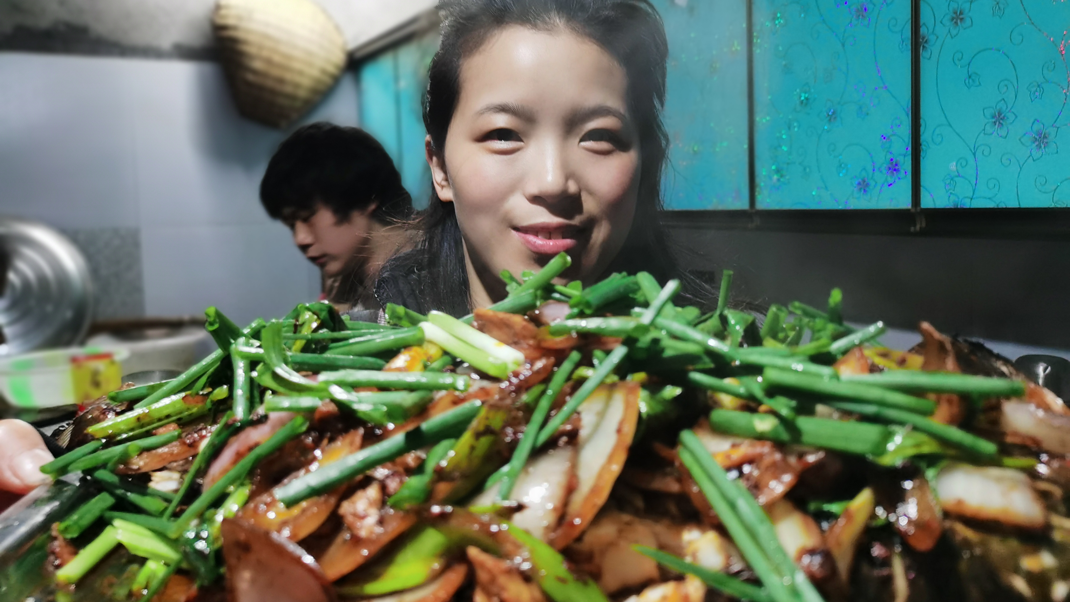 重庆妹子用自家大草鱼做烤鱼 味道巴适但仍不满意 看看是什么原因