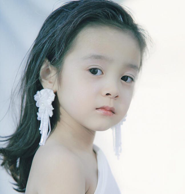 哈琳终于撩开刘海了,发际线好迷人,网友:下一个宋祖儿!