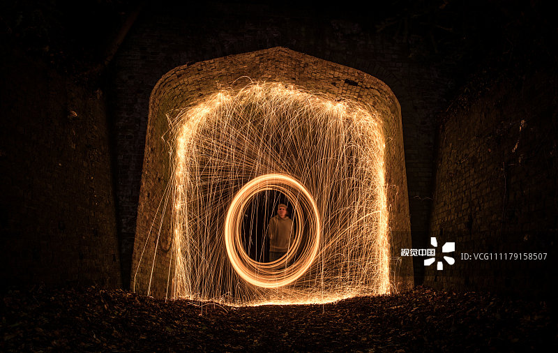 英国摄影师玩转烧红钢丝棉 绚丽火花四溅创造奇异美景