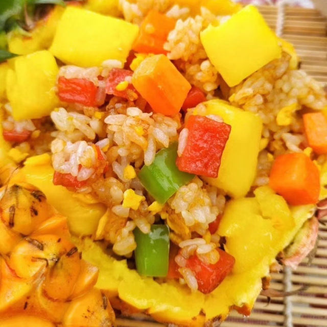 原料:菠萝,剩米饭,鸡蛋,油,盐,生抽,菜椒,火腿肠,胡萝卜. 做法步骤