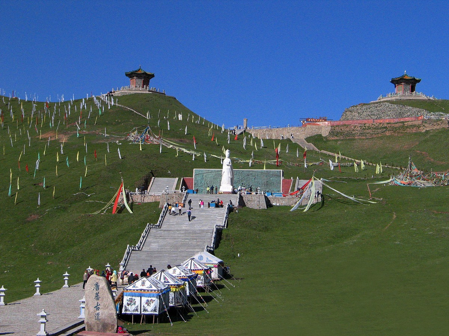 日月山坐落在青海省西宁市湟源县西南40公里,属祁连山脉,长90公里,是