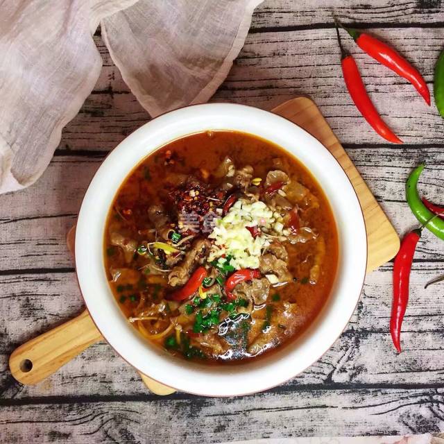 做起来非常简单的水煮肥牛卷,只要有郫县豆瓣酱就能做的非常下饭