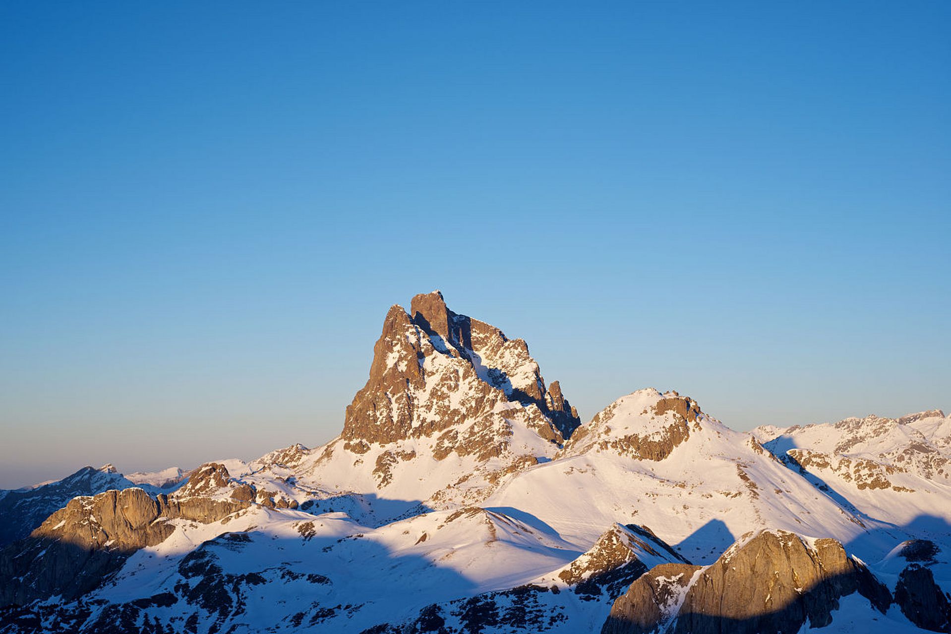 公元1897年,人类首次登上阿空加瓜峰,考察证实它由火山岩构成,山形呈