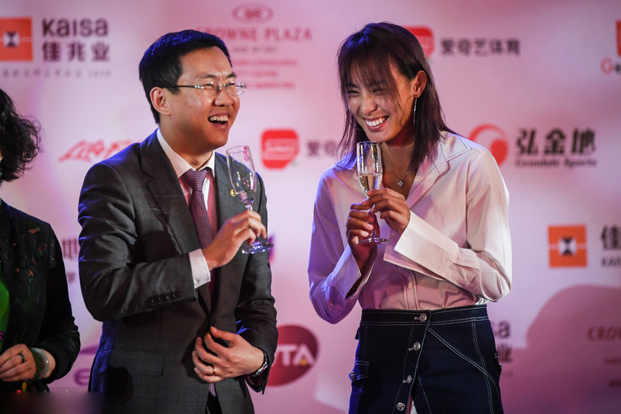 王蔷携男友出席公开赛晚宴,两人台下热聊甜蜜十足!