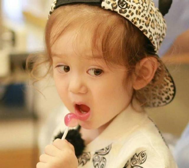 《放开我北鼻》jackson近照,大眼卷发长睫毛,混血宝宝就是漂亮