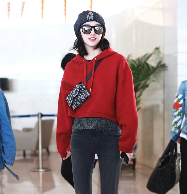 景甜现身机场,身穿红色卫衣,戴着大黑超非常酷炫