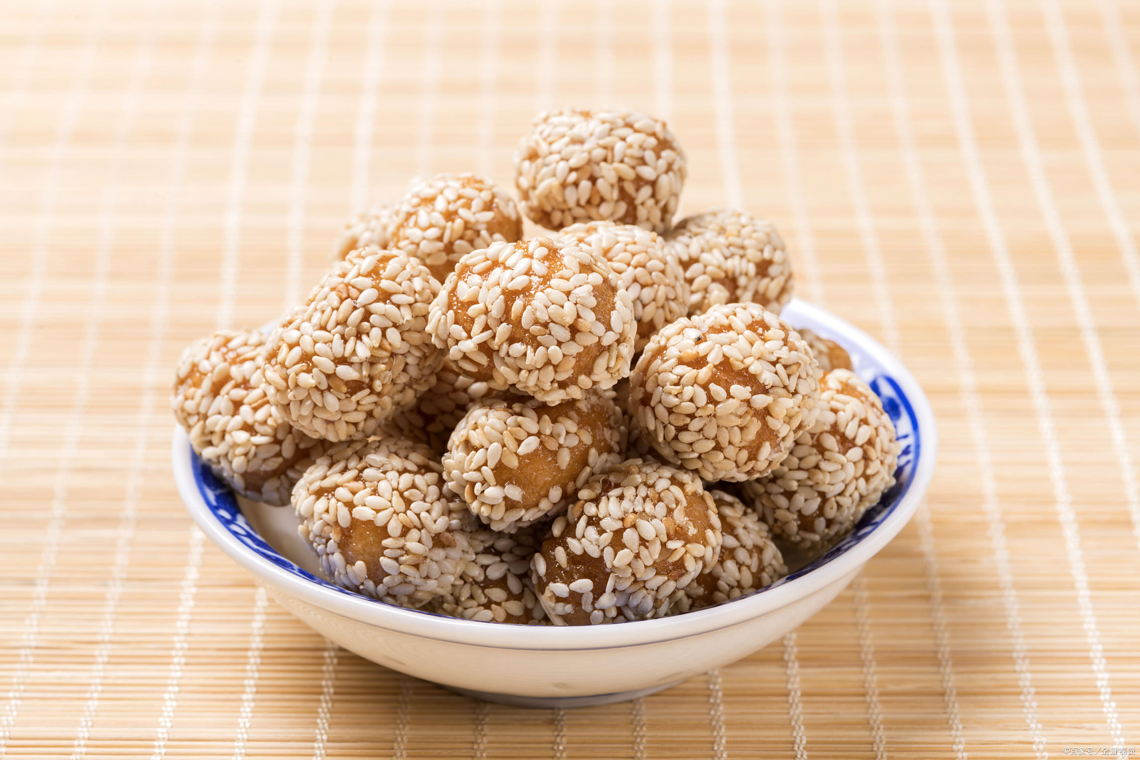 这样做麻团,色泽金黄外皮酥脆,里面也是各个空心,健康又卫生