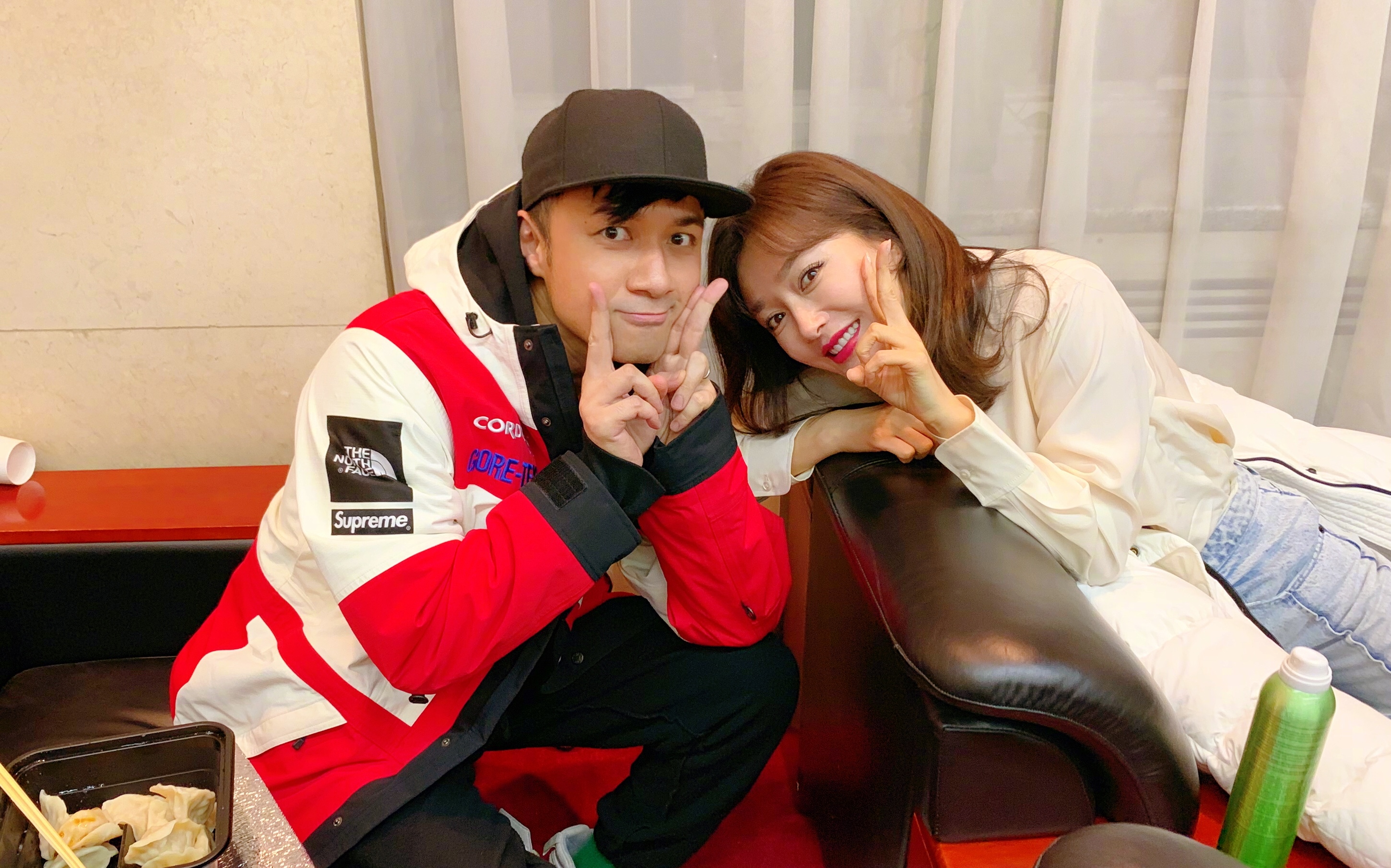 秦岚请古巨基吃水饺,两人剪刀手卖萌超可爱,演艺圈也有真感情!