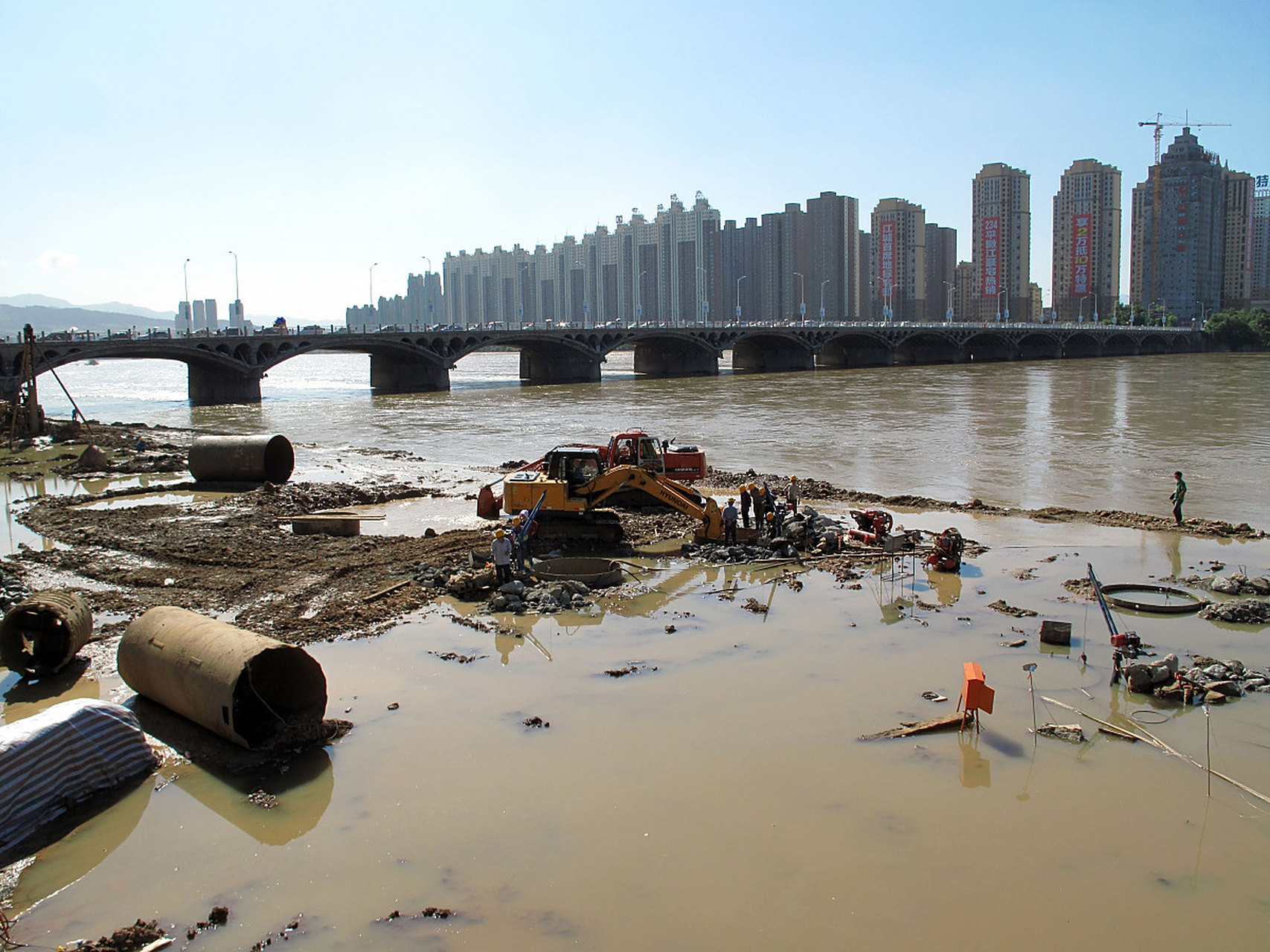 遇到洪水暴雨该如何自救#   洪水来袭怎么办?