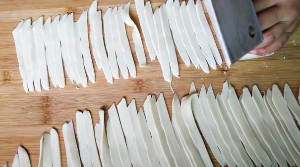 4,煮面:锅里水开后,下入切好的面片,用筷子搅动锅底防止粘连,待面快熟