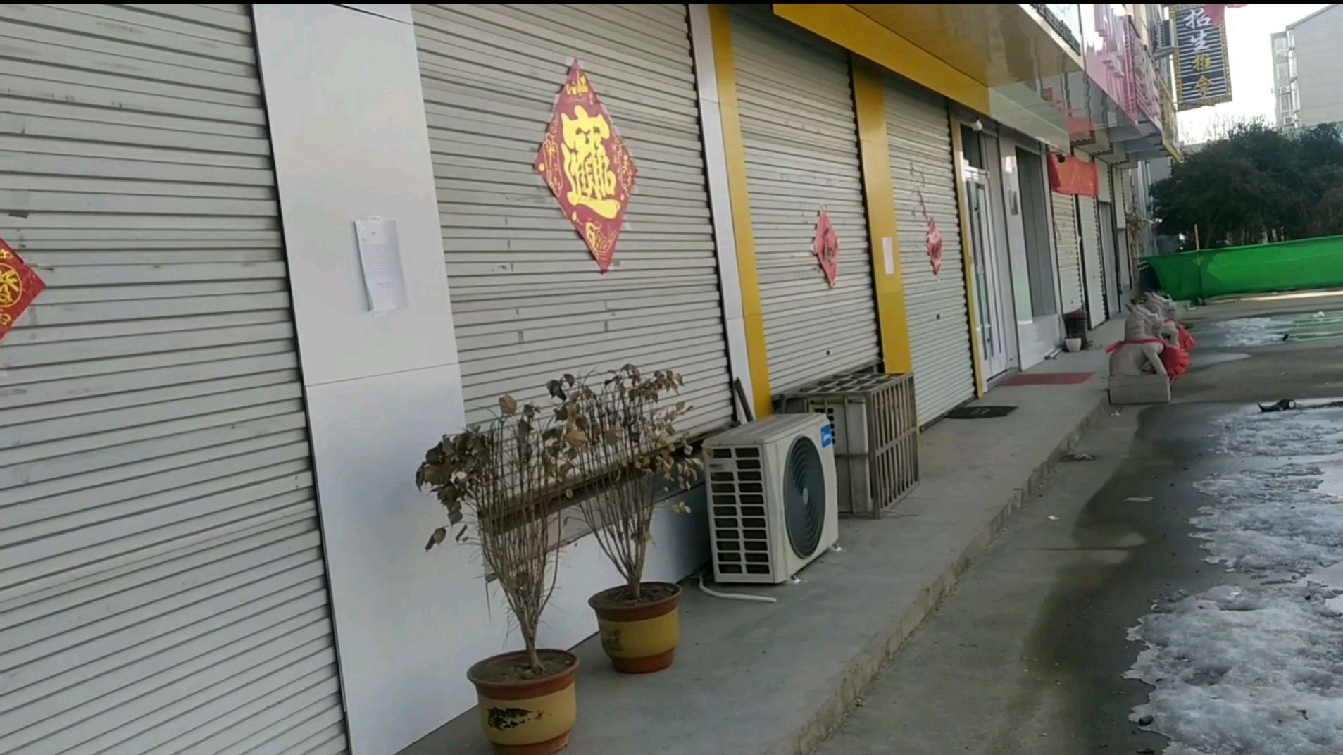 听说新冠疫情好转了,出去看看社区路上的情景