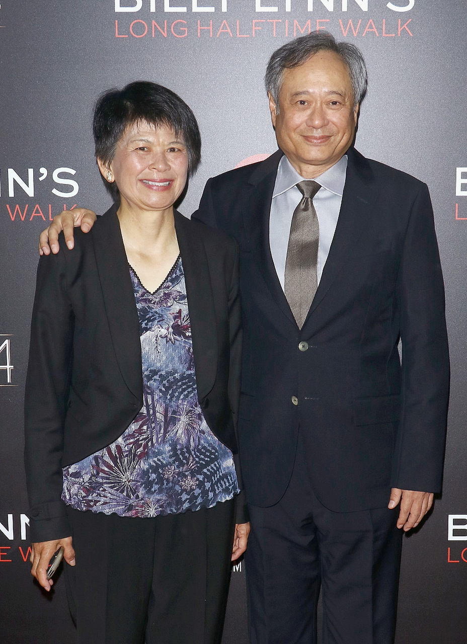 李安老婆真是贤惠女人,随老公亮相也不化妆,女职员打扮像个助理