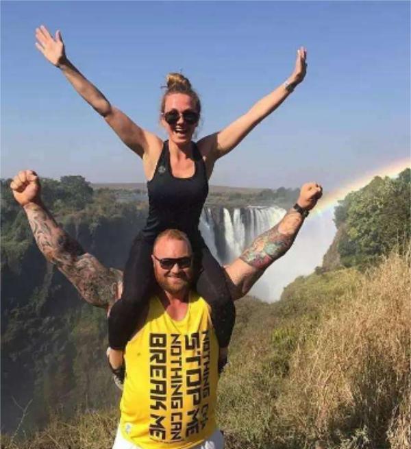 嫁给360斤大力士冠军,妻子:被举过头顶的感觉很舒服!