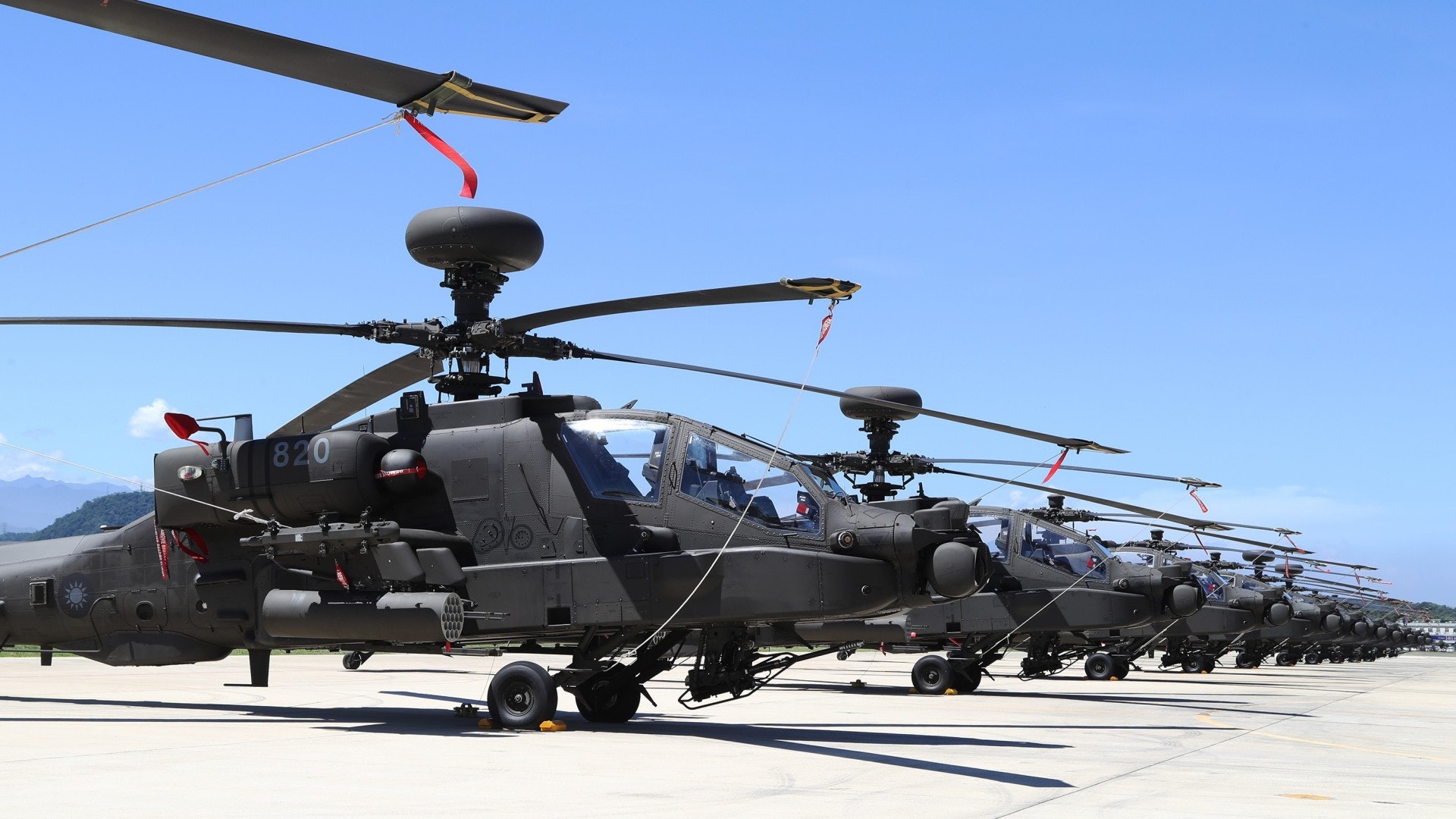 台湾阿帕奇直升机部队11年终成军 亚洲首位阿帕奇女机师亮相