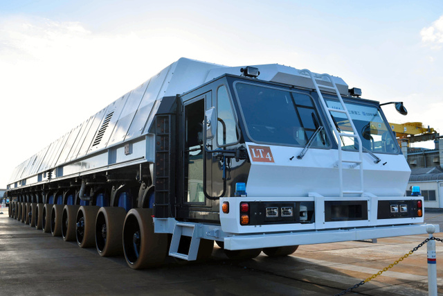 「工业之美」这辆有56个轮子的火箭运输车,停车精度误差只有25毫米