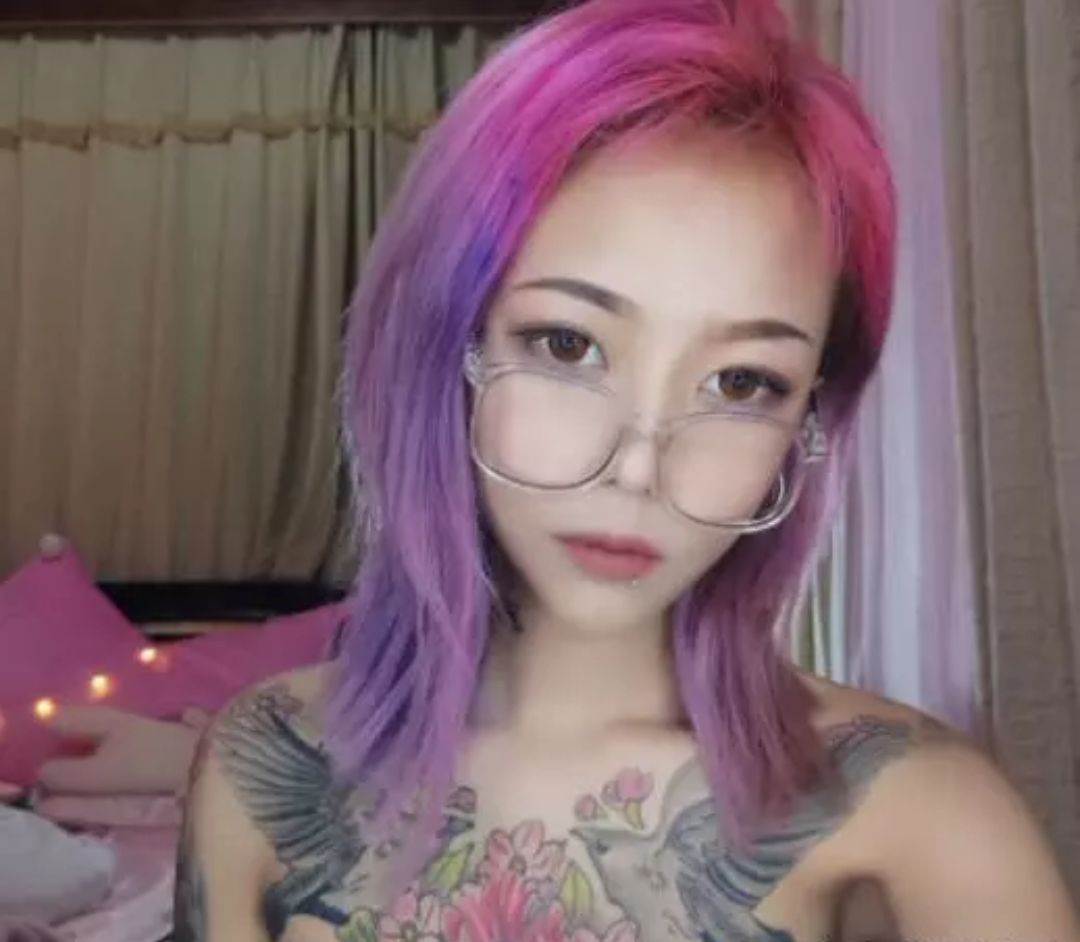 原以为王逗逗的纹身挺吓人,直到看到她胸前的纹身才发现错了