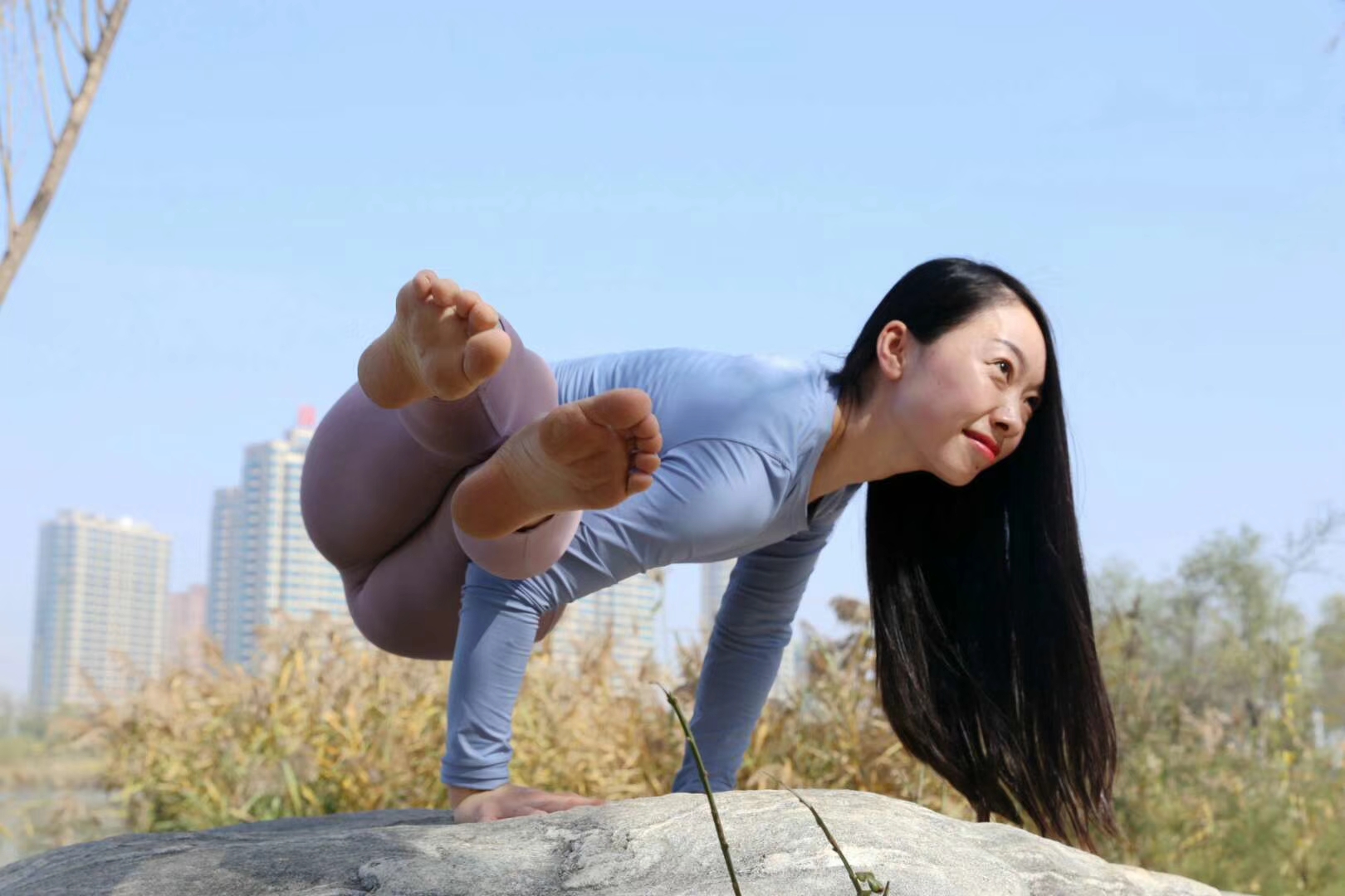 山西运城:公园再现美女妞子瑜伽人