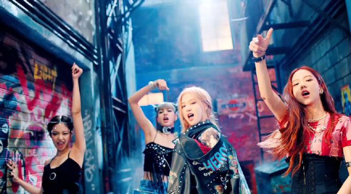 blackpink酷炫mv来袭!智妮换上双马尾,lisa水钻加身变科幻芭比