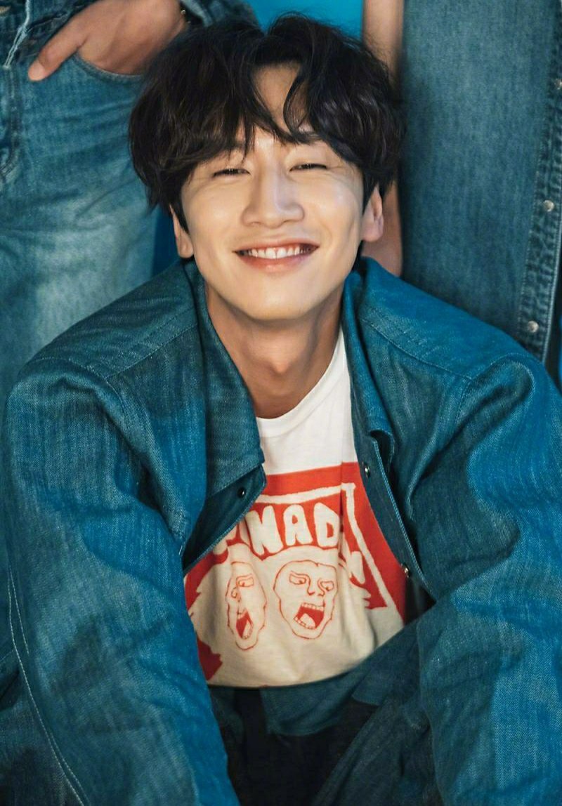 韩国艺人李光洙被车撞伤,正在办理住院手续,惹人心疼