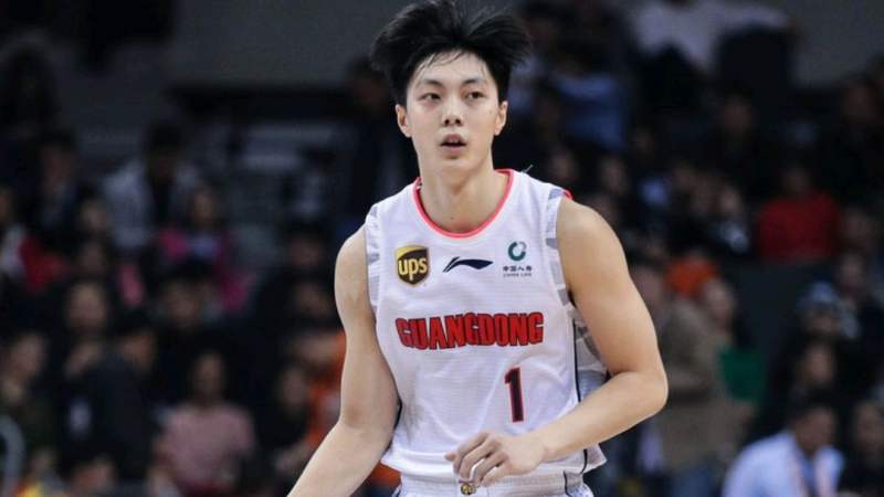 胡明轩抢断一条龙全明星赛回来后就是不一样啊又帅了