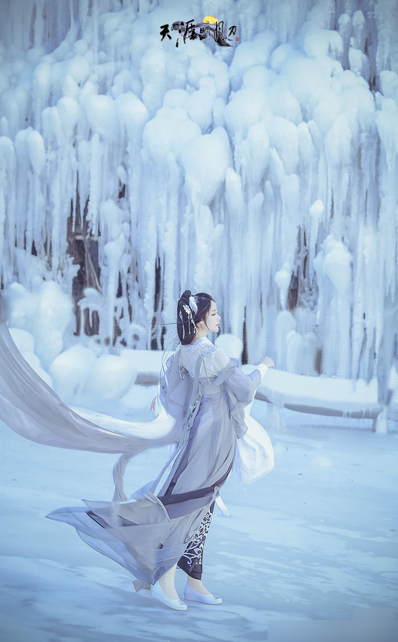 国人气质妹子cos天涯明月刀游戏角色!冰天雪地拍古装相当敬业啊