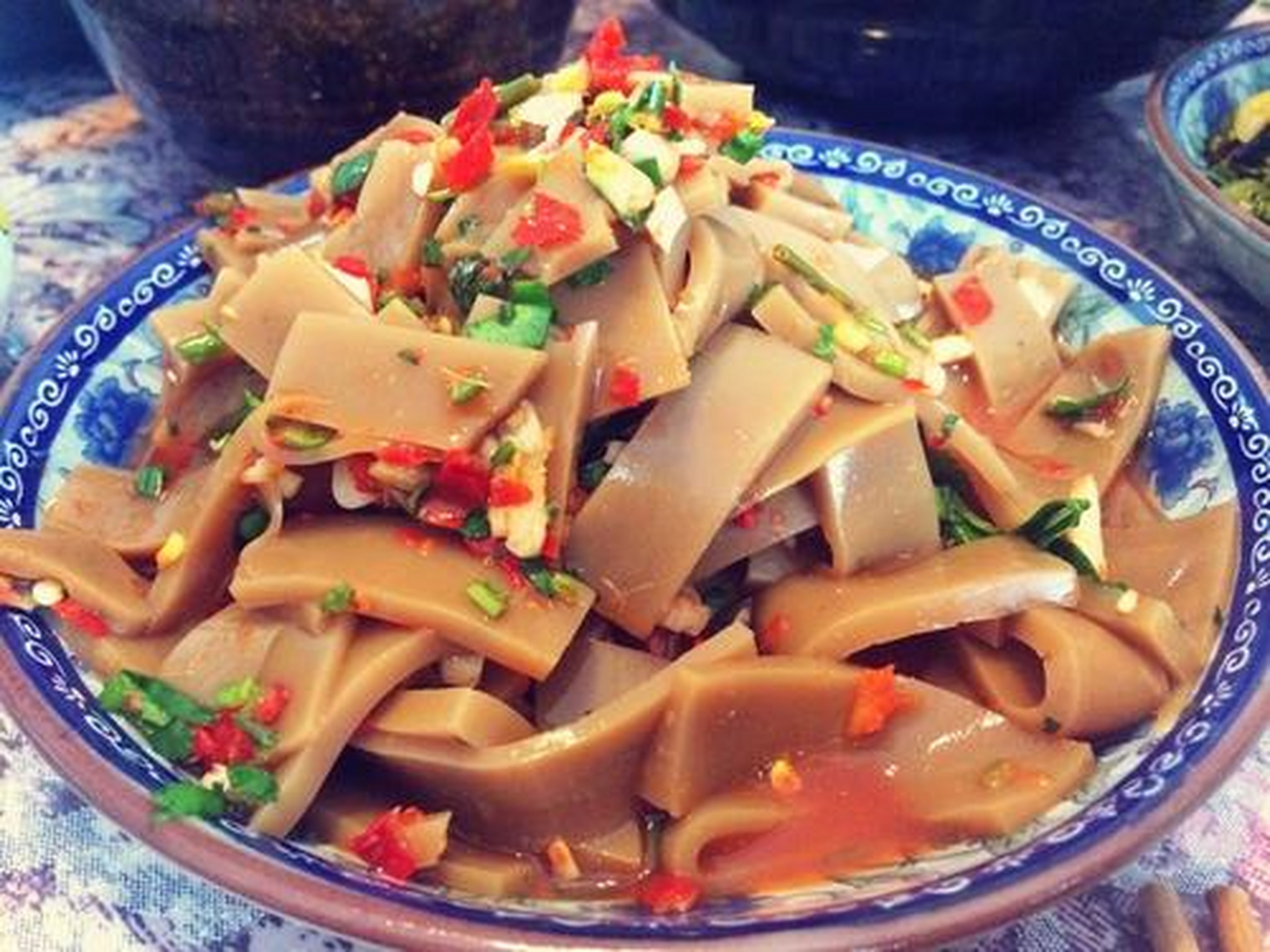 苦槠豆腐来自苦槠树的果实的苦槠子,一个个头挺小的带有深棕黑色硬壳