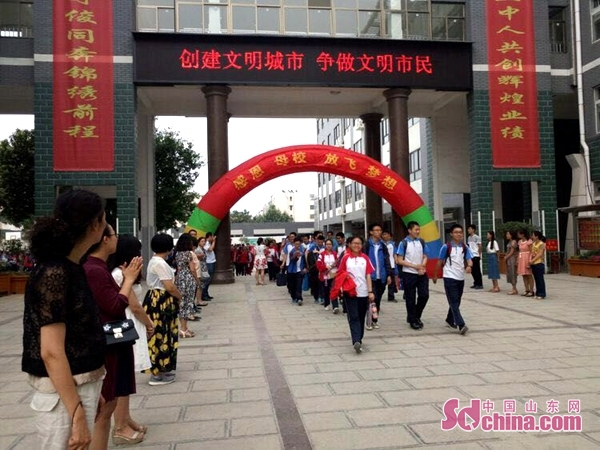 济宁市第十五中学三校区分别举行2018届初四毕业典礼