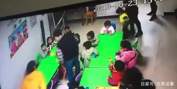 2岁男童玩闹时轻咬女同学脸,惨遭女孩父亲连扇耳光!