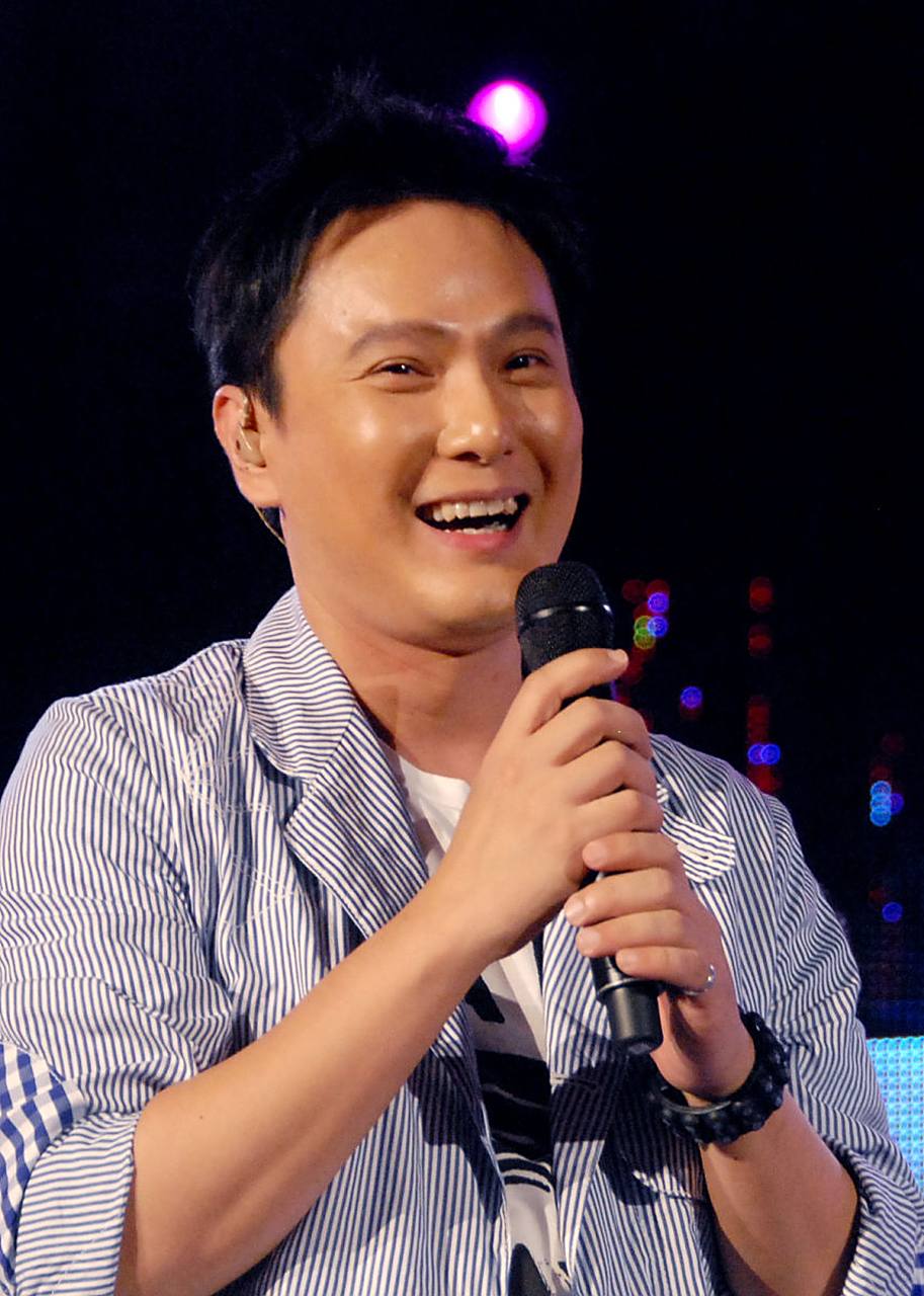 近日,56岁的张信哲接受采访时,说出了让人心酸的一番话.