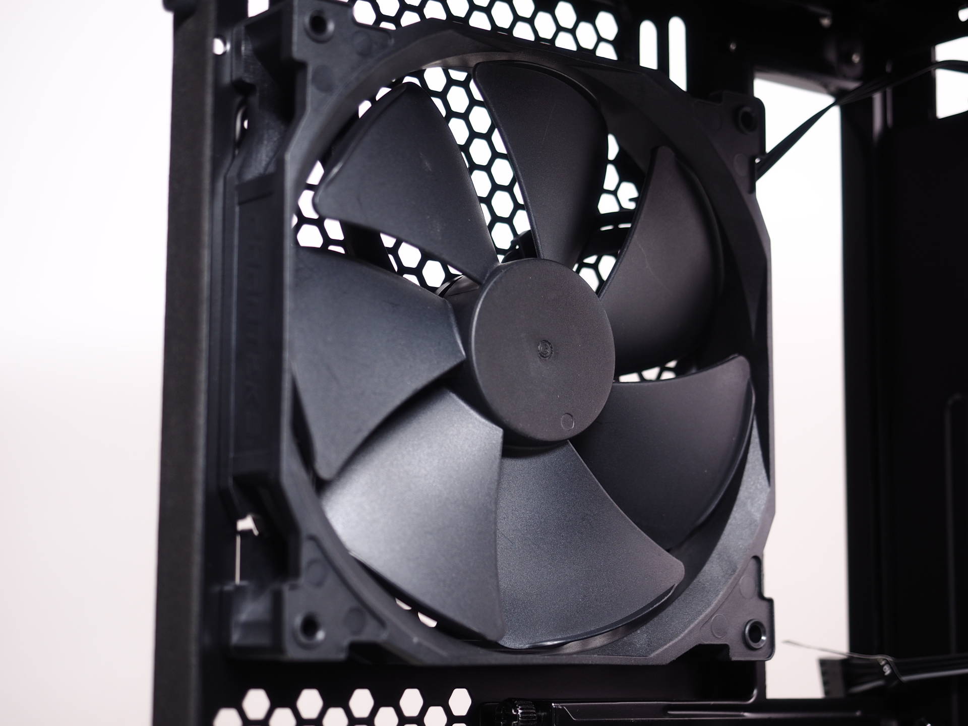 直男美学:phanteks 追风者 etg 515流光银 机箱