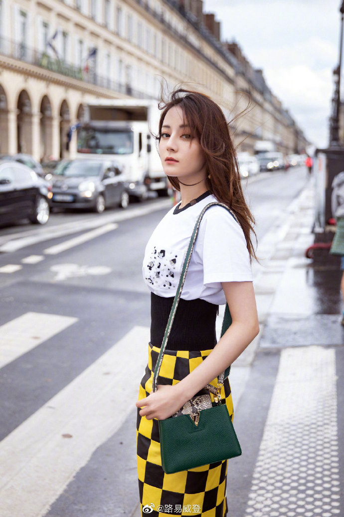 路易威登分享热巴巴黎街拍 灵动身姿随手拍皆是大片