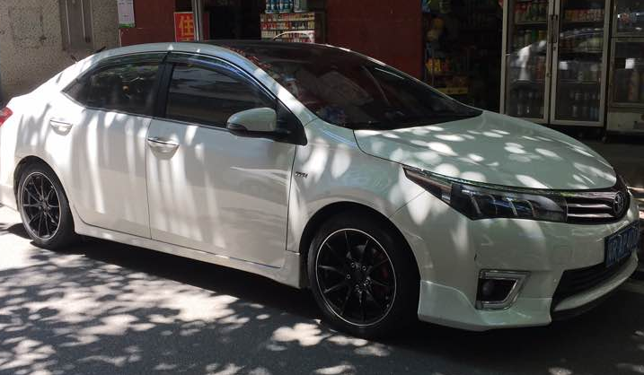 14款白色卡罗拉改装低趴,使用了轮毂胎,看上去好看多了!