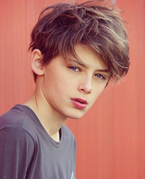 据悉,自从13岁起威廉就开始密集接触模特儿工作,因为俊美的长相笼络了