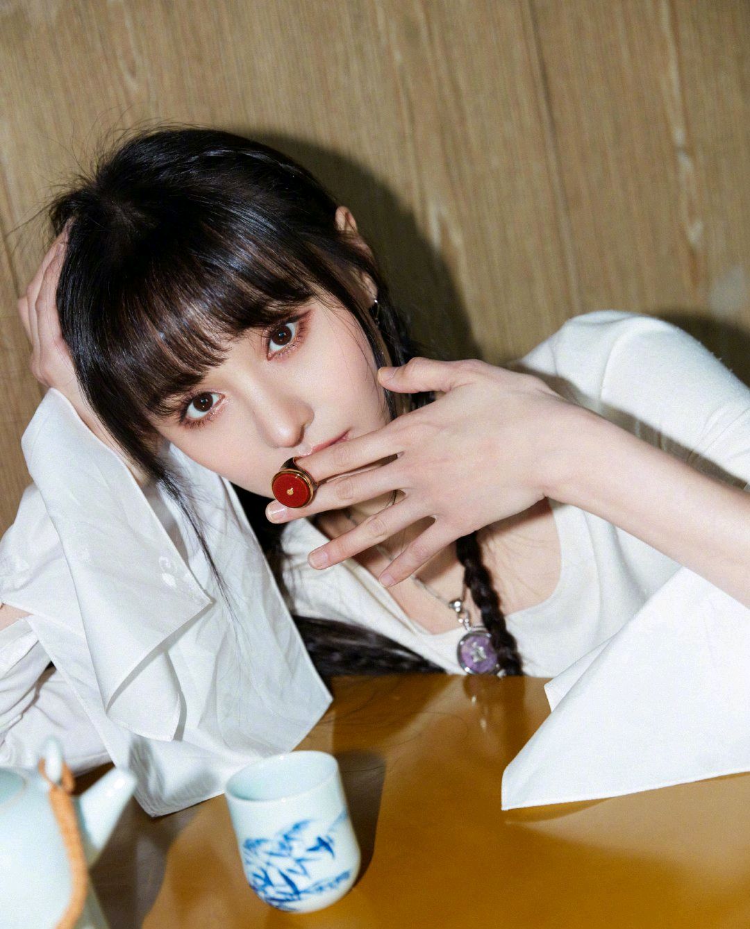 郑爽身着白色不规则衬衫裙演绎太阳女神造型回归经典,仙气十足