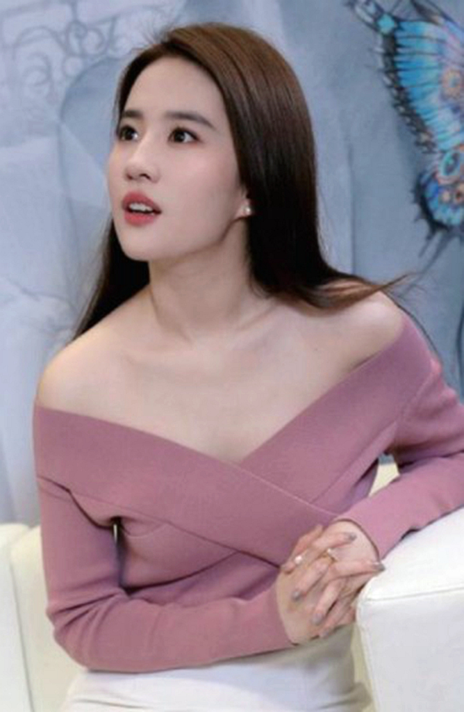 刘亦菲穿粉色一字肩针织衫,配半身裙美的有气质,32岁身材好