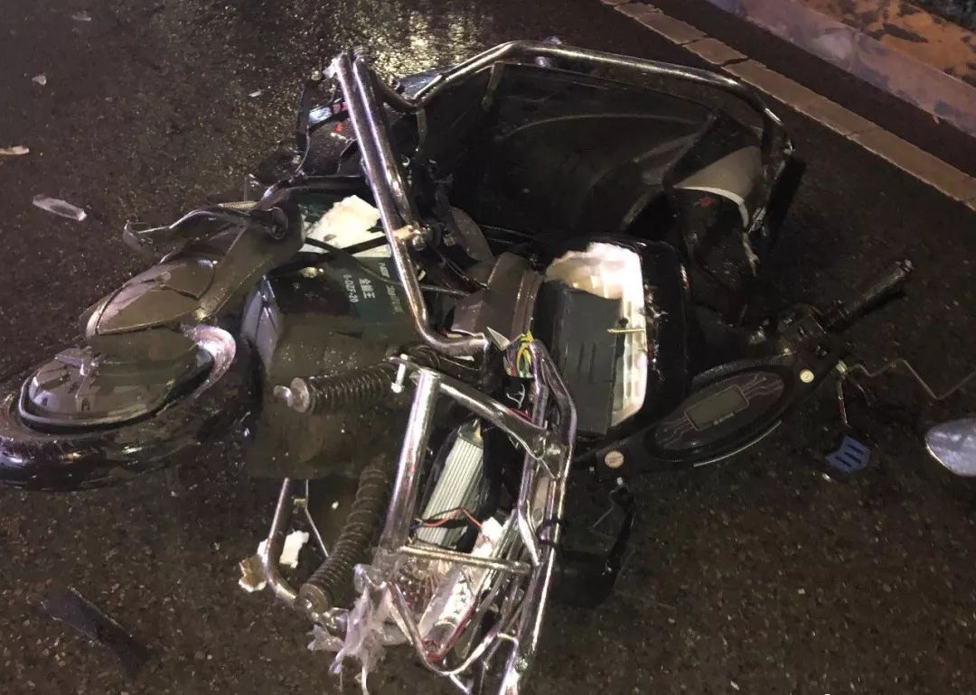 被撞的电瓶车