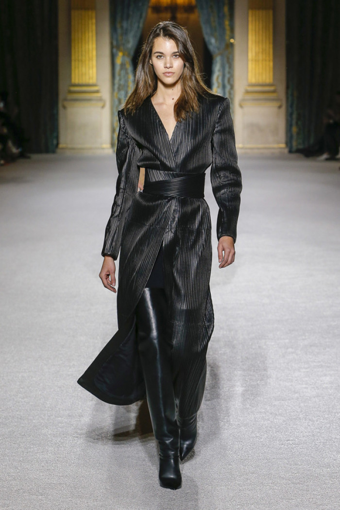 时装秀:模特清秀端庄,纤细身材搭配华美服饰,魅力无与伦比,这样的模特