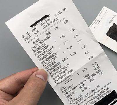 收银员提醒顾客:小票作用很大