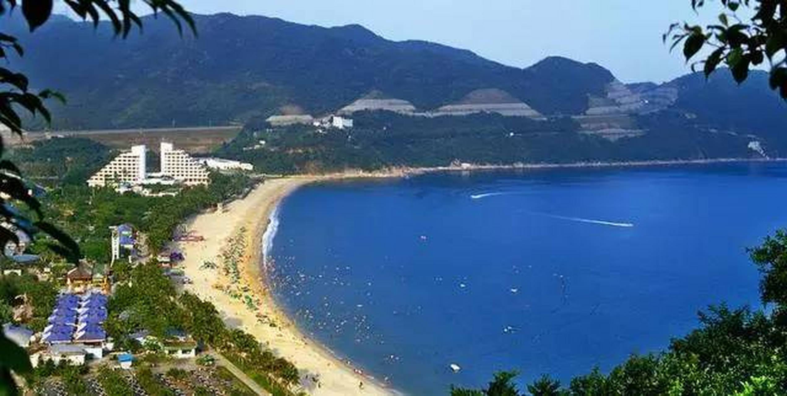 大鹏半岛在广东省中南部,深圳市东南部海岸,大鹏湾和大亚湾之间.