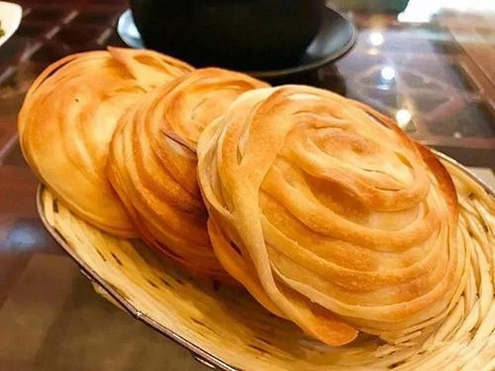 相传,油酥饼是由唐代的千层烙饼,经历代厨师不断精心改进而成.