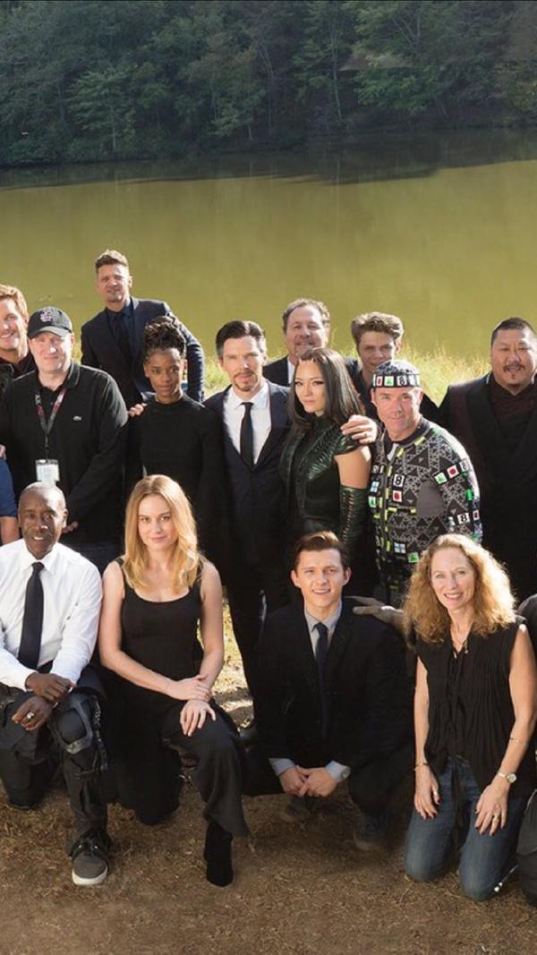 《复联4》钢铁侠葬礼幕后大合照首度曝光:蜘蛛侠笑得也太灿烂了