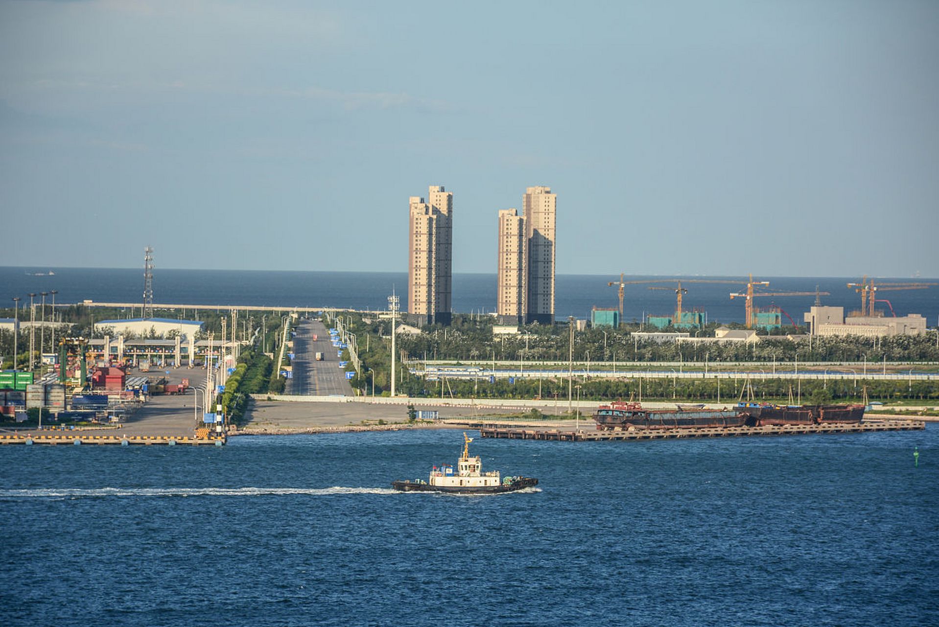 黄骅市拥有丰富的旅游资源,包括红色革命游,绿色生态游,蓝色海洋游