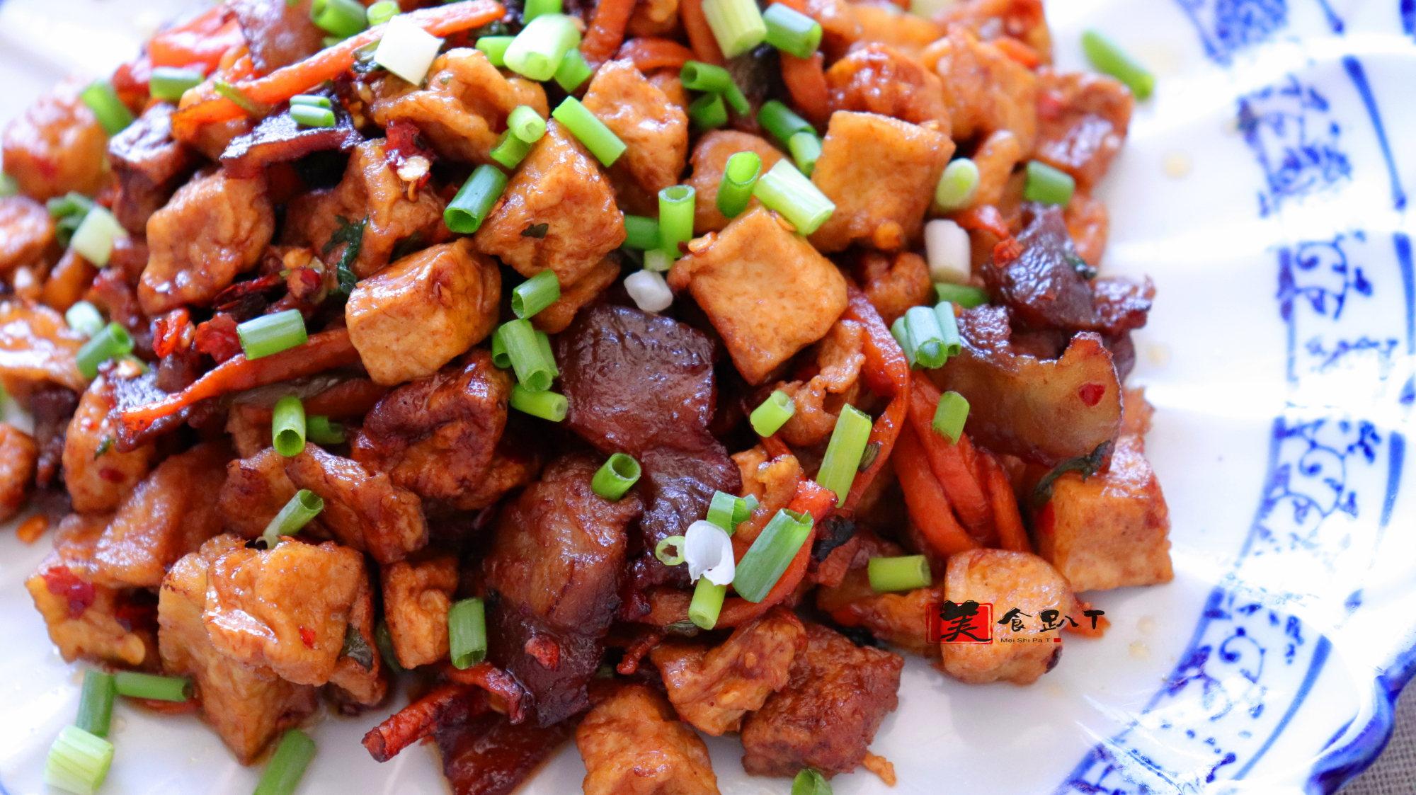 风味小炒吃不腻的私房菜,豆腐改刀切小块炒起来,又多一道下饭菜