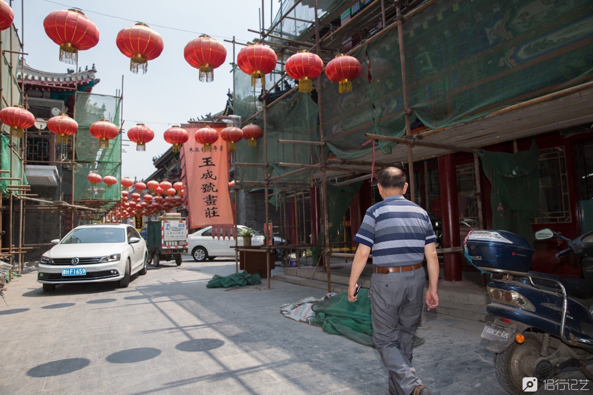 霍庆顺的儿子儿媳在杨柳青年画一条街上开了"玉成号"画庄售卖自家年画