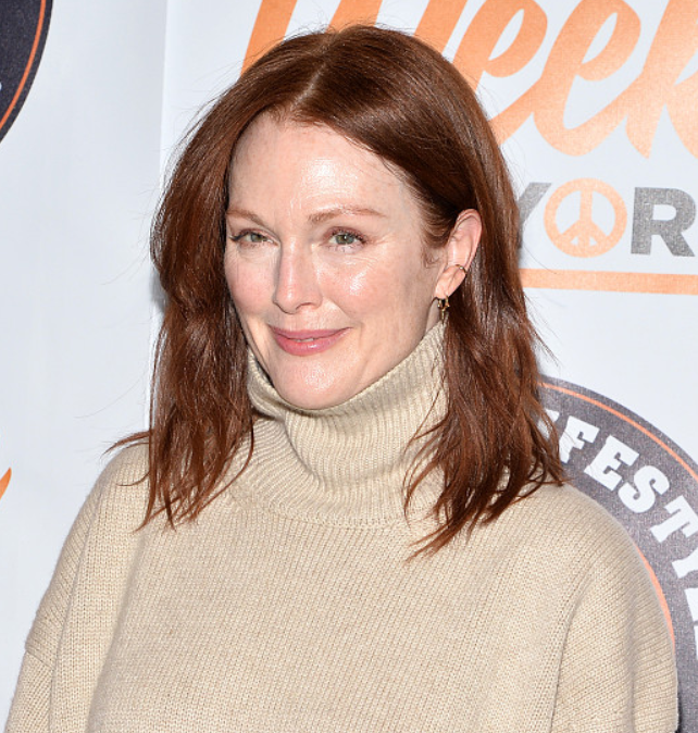 影后朱丽安·摩尔淡妆亮相气质出众,高领毛衣配阔腿裤知性十足