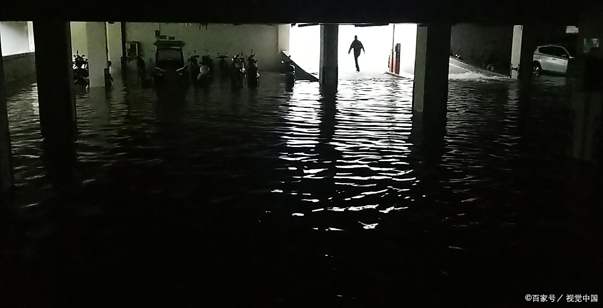 贷款买了一辆车,没想到一夜的暴雨地下车库被淹