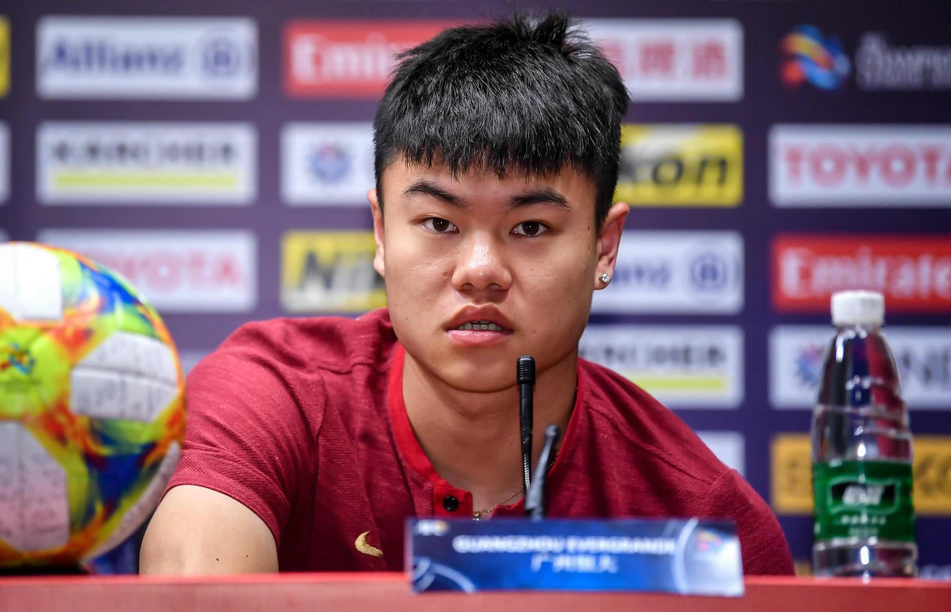 杨立瑜学足郜林跳水功夫!恒大球迷感谢裁判马宁没给红牌不杀之恩