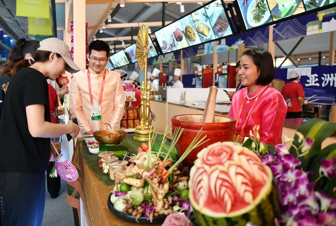 亚洲美食节首个周末人气爆棚 北京市民偏爱"南味"小吃