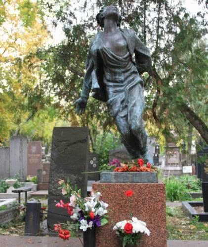 苏联女英雄卓娅被德军杀害,残忍割掉左乳,斯大林下了道残酷命令