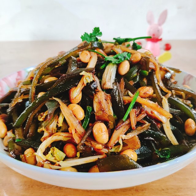 黄豆烧海带,营养丰富,可口下饭